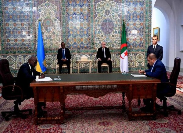 Le président de la République copréside avec son homologue rwandais la cérémonie de signature d'accords et de mémorandums d'entente