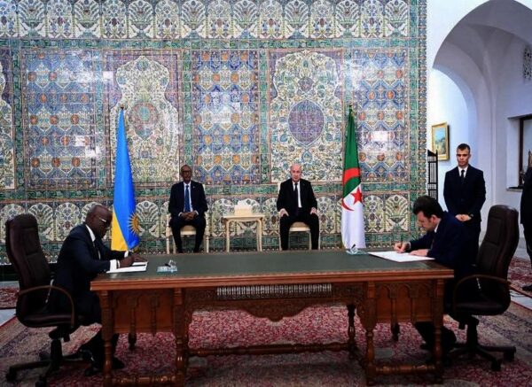 Le président de la République copréside avec son homologue rwandais la cérémonie de signature d'accords et de mémorandums d'entente
