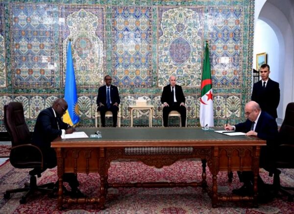 Le président de la République copréside avec son homologue rwandais la cérémonie de signature d'accords et de mémorandums d'entente