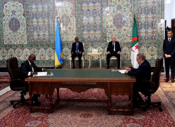 Le président de la République copréside avec son homologue rwandais la cérémonie de signature d'accords et de mémorandums d'entente