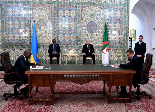 Le président de la République copréside avec son homologue rwandais la cérémonie de signature d'accords et de mémorandums d'entente
