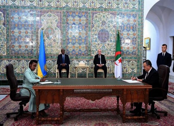Le président de la République copréside avec son homologue rwandais la cérémonie de signature d'accords et de mémorandums d'entente