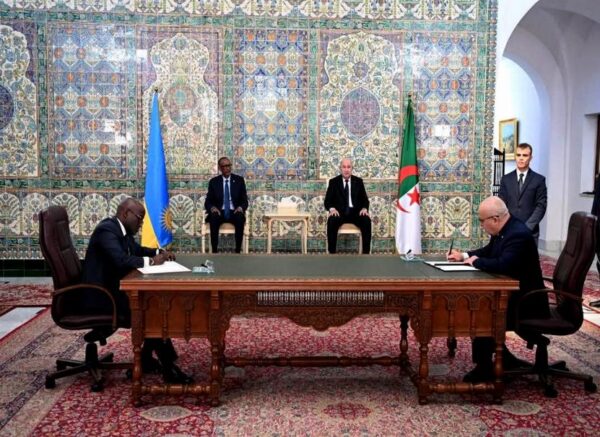 Le président de la République copréside avec son homologue rwandais la cérémonie de signature d'accords et de mémorandums d'entente