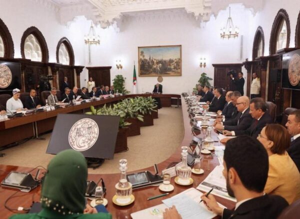 Le président de la République préside une réunion du Conseil des ministres