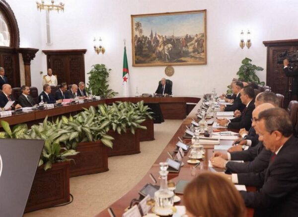 Le président de la République préside une réunion du Conseil des ministres