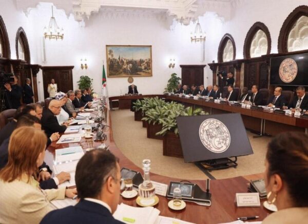 Le président de la République préside une réunion du Conseil des ministres