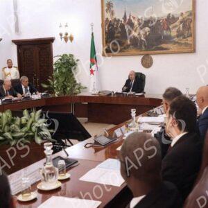 Le président de la République préside une réunion du Conseil des ministres