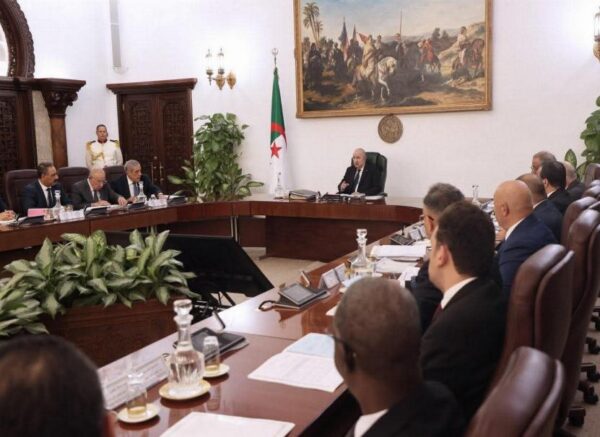 Le président de la République préside une réunion du Conseil des ministres
