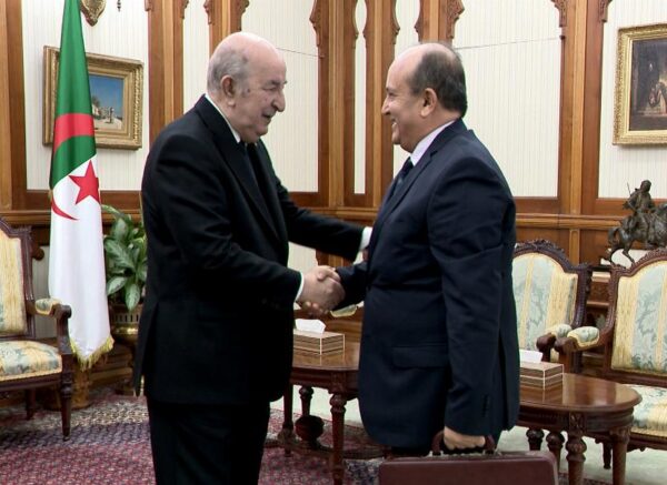 Le président de la République nomme officiellement M. Sifi Ghrieb Premier ministre et le charge de former un gouvernement