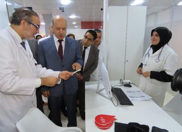 Journée mondiale du don de sang : le ministre de la Santé inspecte l'unité d'injection de sang du CHU Mustapha Pacha