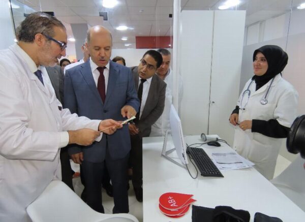 Journée mondiale du don de sang : le ministre de la Santé inspecte l'unité d'injection de sang du CHU Mustapha Pacha