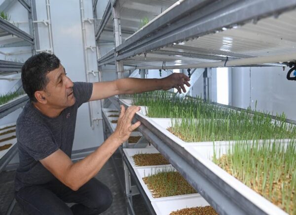 Le ministre de l'Enseignement supérieur inaugure deux projets pilotes dans les domaines des énergies renouvelables et de l'agriculture durable