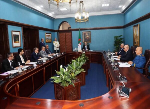 Le président de la République préside une réunion de travail consacrée à la finalisation d'un décret exécutif relatif aux micro-importateurs
