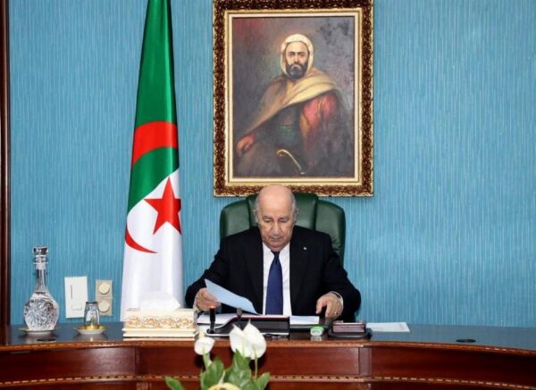 Le président de la République préside une réunion de travail consacrée à la finalisation d'un décret exécutif relatif aux micro-importateurs