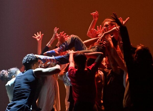 Le 13e Festival international de danse contemporaine s'ouvre à Alger