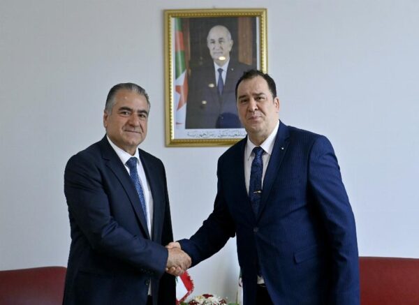 Le ministre de la Communication reçoit l'ambassadeur de la République libanaise en Algérie