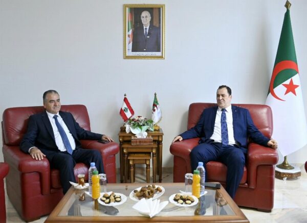 Le ministre de la Communication reçoit l'ambassadeur de la République libanaise en Algérie
