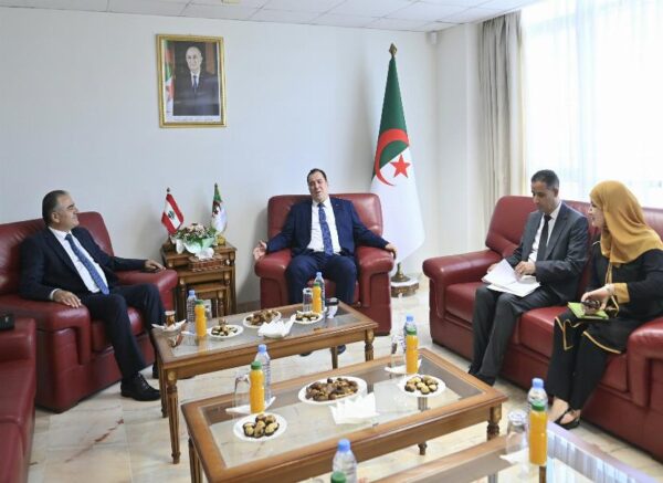 Le ministre de la Communication reçoit l'ambassadeur de la République libanaise en Algérie