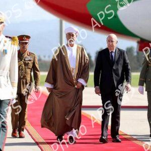 Le président de la République accueille le Sultan d'Oman à l'aéroport international Houari-Boumediene