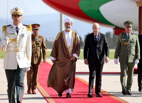 Le président de la République accueille le Sultan d'Oman à l'aéroport international Houari-Boumediene