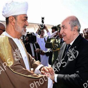 Le président de la République accueille le Sultan d'Oman à l'aéroport international Houari-Boumediene