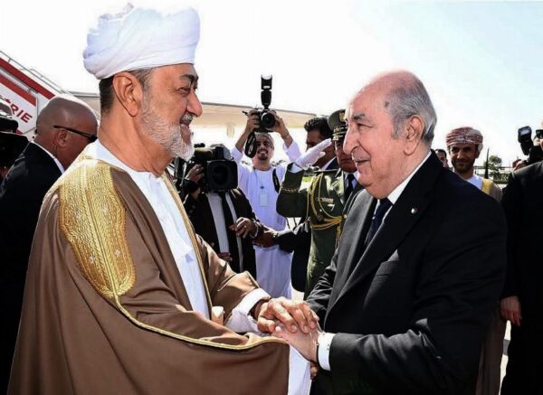 Le président de la République accueille le Sultan d'Oman à l'aéroport international Houari-Boumediene