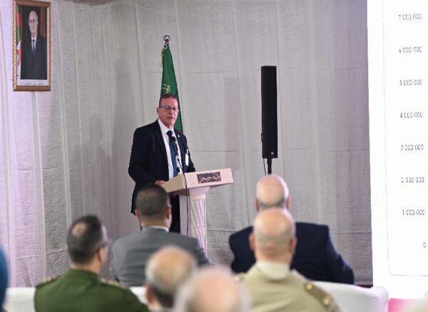 Le Premier ministre inspecte les travaux de la 2e tranche du projet du terminal à conteneurs au port de Djen Djen