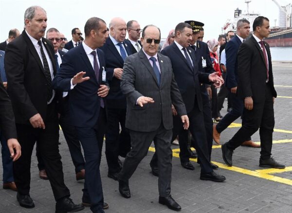 Le Premier ministre inspecte les travaux de la 2e tranche du projet du terminal à conteneurs au port de Djen Djen