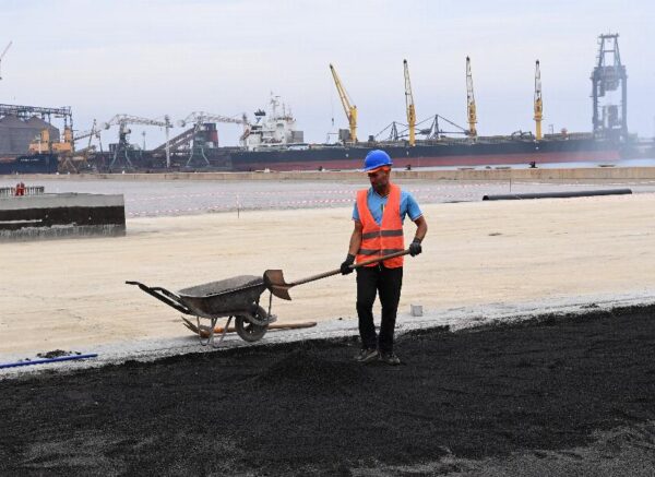 Le Premier ministre inspecte les travaux de la 2e tranche du projet du terminal à conteneurs au port de Djen Djen