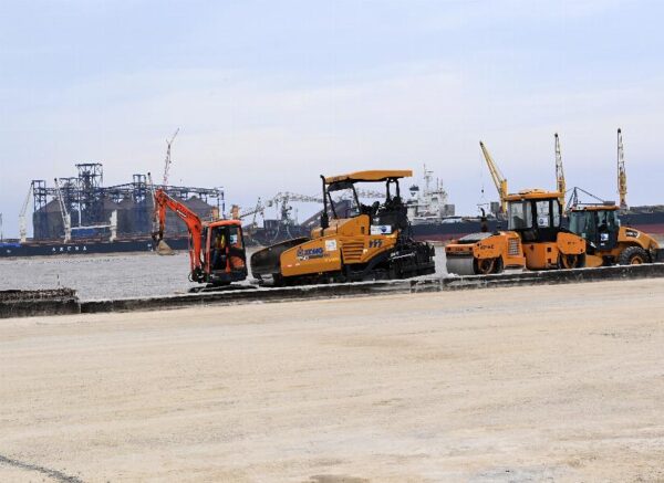 Le Premier ministre inspecte les travaux de la 2e tranche du projet du terminal à conteneurs au port de Djen Djen