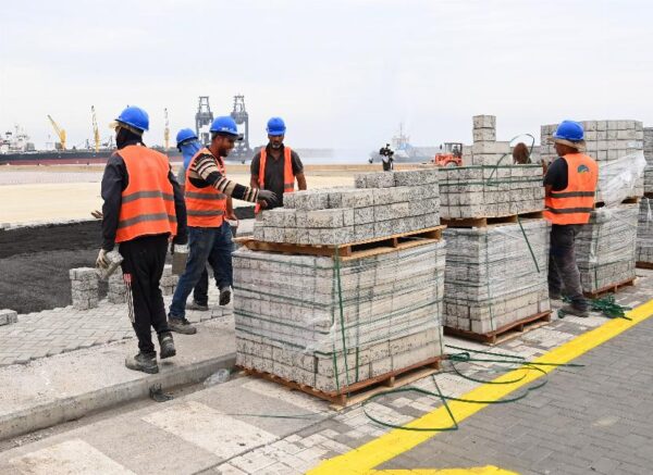 Le Premier ministre inspecte les travaux de la 2e tranche du projet du terminal à conteneurs au port de Djen Djen