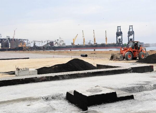 Le Premier ministre inspecte les travaux de la 2e tranche du projet du terminal à conteneurs au port de Djen Djen