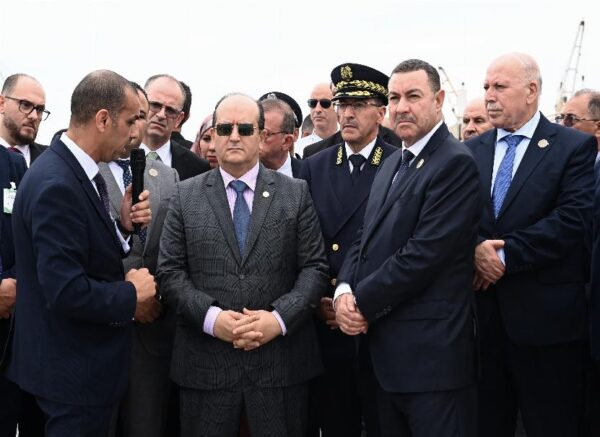 Le Premier ministre inspecte les travaux de la 2e tranche du projet du terminal à conteneurs au port de Djen Djen