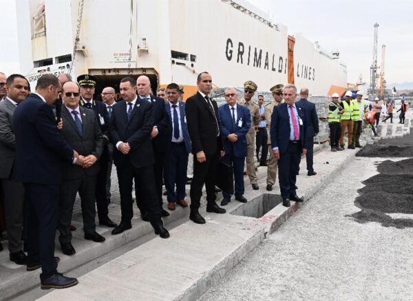 Le Premier ministre inspecte les travaux de la 2e tranche du projet du terminal à conteneurs au port de Djen Djen