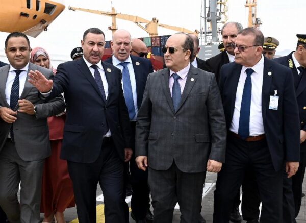 Le Premier ministre inspecte les travaux de la 2e tranche du projet du terminal à conteneurs au port de Djen Djen