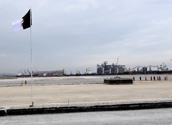 Le Premier ministre inspecte les travaux de la 2e tranche du projet du terminal à conteneurs au port de Djen Djen