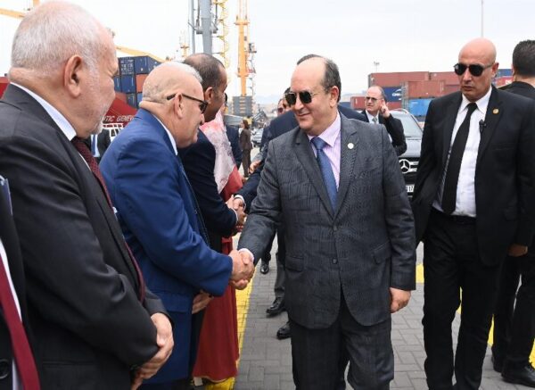 Le Premier ministre inspecte les travaux de la 2e tranche du projet du terminal à conteneurs au port de Djen Djen