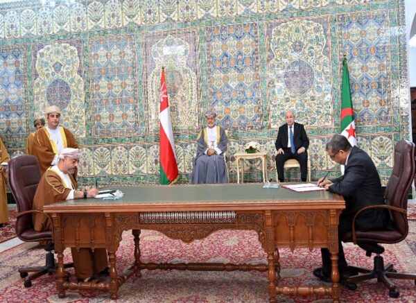 Le président de la République et le Sultan d'Oman président la cérémonie de signature de mémorandums