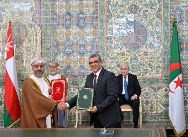 Le président de la République et le Sultan d'Oman président la cérémonie de signature de mémorandums