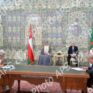 Le président de la République et le Sultan d'Oman président la cérémonie de signature de mémorandums