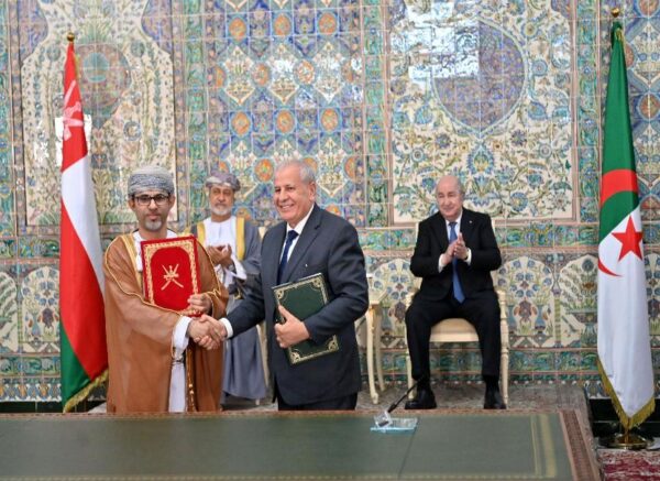 Le président de la République et le Sultan d'Oman président la cérémonie de signature de mémorandums
