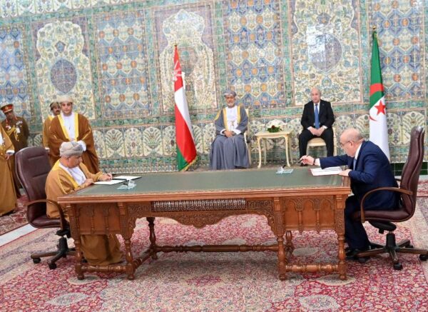 Le président de la République et le Sultan d'Oman président la cérémonie de signature de mémorandums