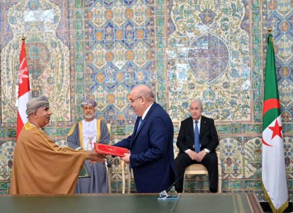Le président de la République et le Sultan d'Oman président la cérémonie de signature de mémorandums