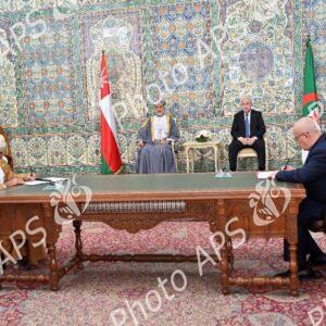 Le président de la République et le Sultan d'Oman président la cérémonie de signature de mémorandums