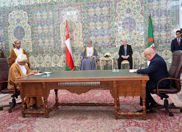 Le président de la République et le Sultan d'Oman président la cérémonie de signature de mémorandums