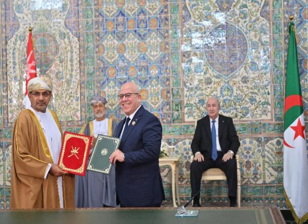 Le président de la République et le Sultan d'Oman président la cérémonie de signature de mémorandums