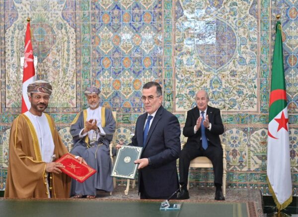 Le président de la République et le Sultan d'Oman président la cérémonie de signature de mémorandums