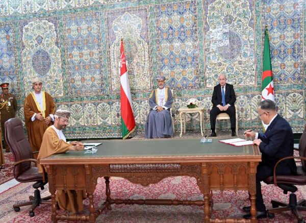 Le président de la République et le Sultan d'Oman président la cérémonie de signature de mémorandums