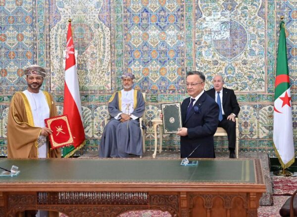 Le président de la République et le Sultan d'Oman président la cérémonie de signature de mémorandums