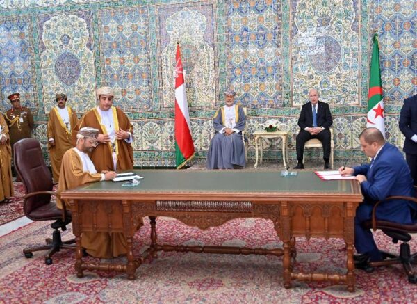 Le président de la République et le Sultan d'Oman président la cérémonie de signature de mémorandums
